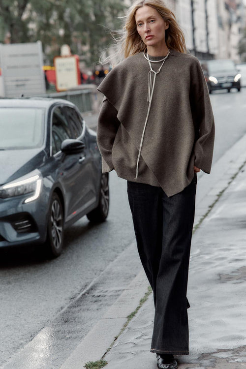 MANTEAU COURT EN MAILLE AVEC ÉCHARPE INTÉGRÉE